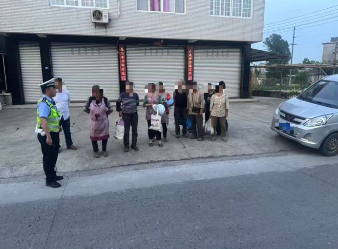 嚴(yán)查！面包車超員！(圖1)