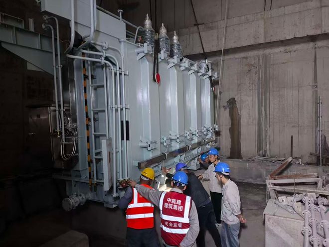 中能建建筑集團(tuán)合肥軌道6號線千伏主變電所主變壓器吊裝就位(圖1)