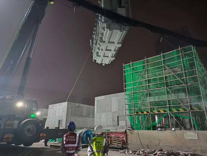 中能建建筑集團(tuán)合肥軌道6號線千伏主變電所主變壓器吊裝就位(圖2)