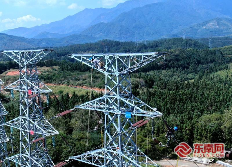 松溪供電:兩縣聯(lián)合作業(yè)保障電網(wǎng)穩(wěn)定運(yùn)行以“雙回路供電”筑牢秋冬季安全屏障(圖1)