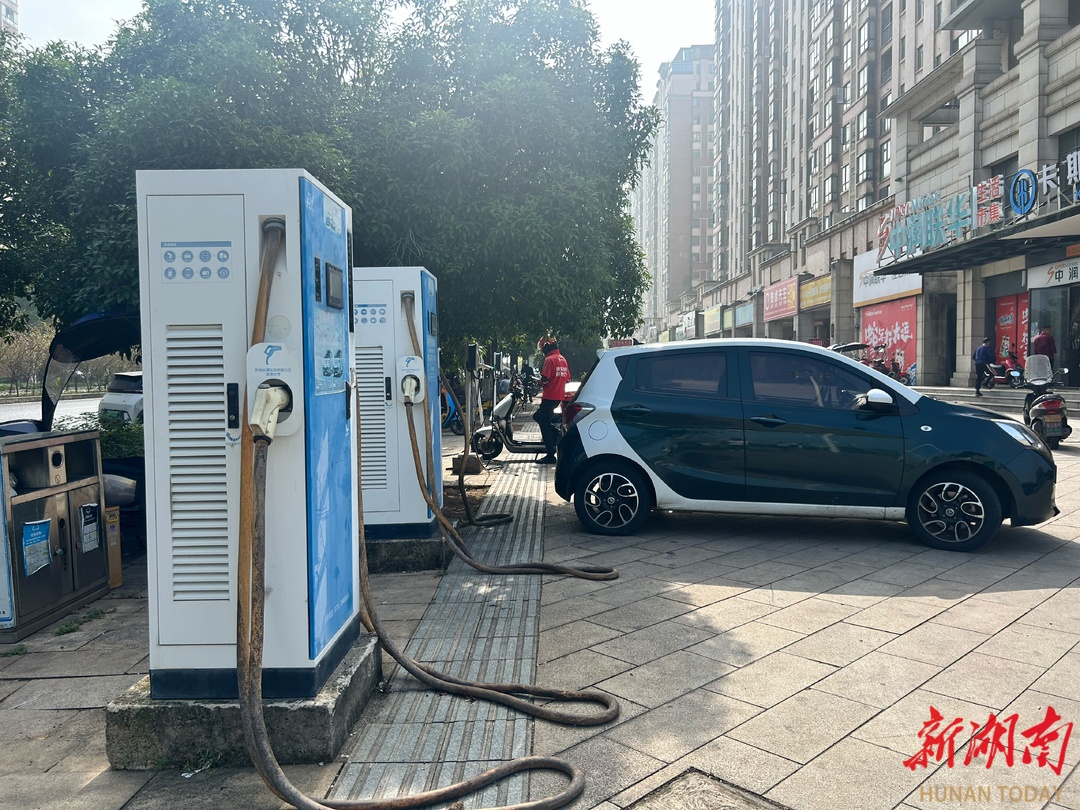 充電站在路燈箱式變電站里“蹭電”4年為何無人制止？(圖1)