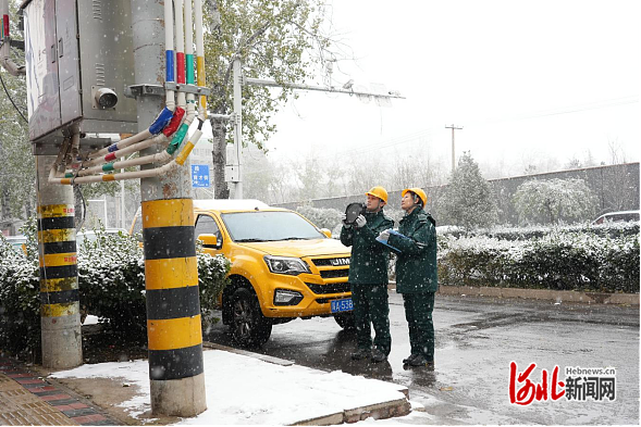 國網(wǎng)石家莊供電公司：全力應(yīng)對降雪天氣保障電力可靠供應(yīng)(圖1)