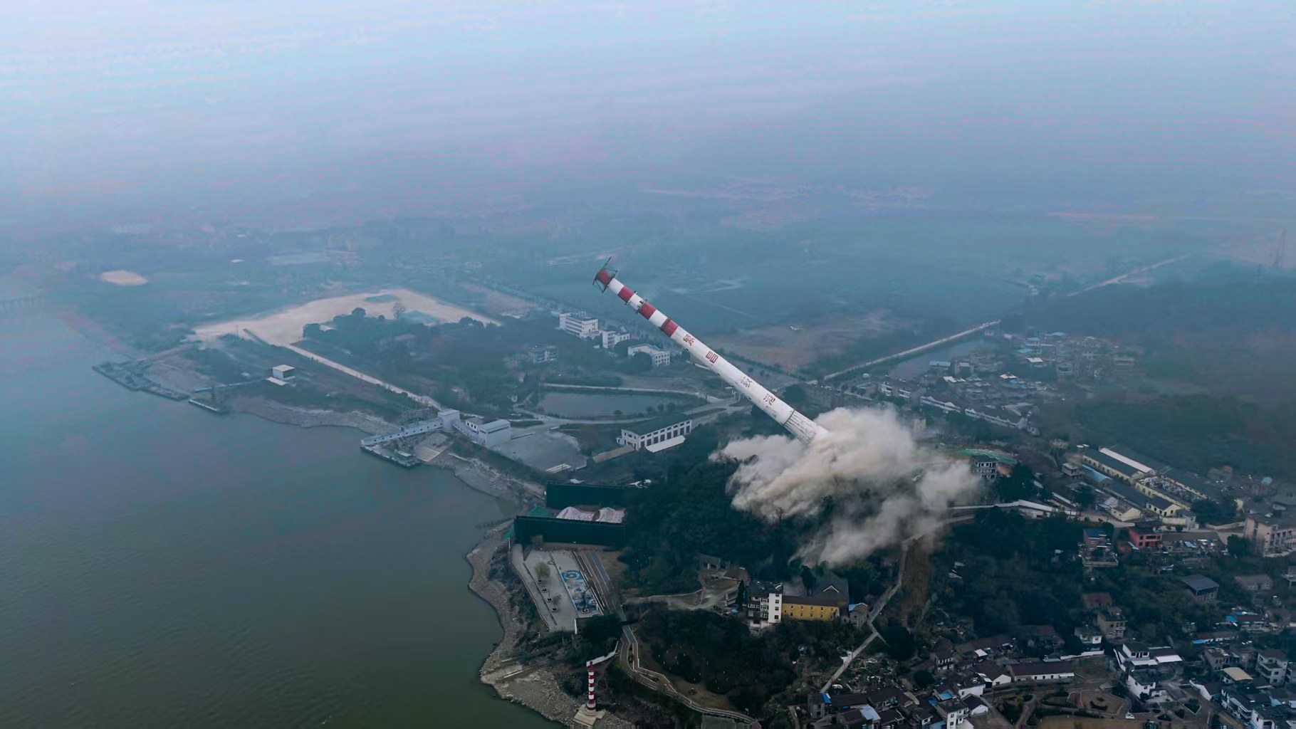 服役42年安徽首座500千伏跨江電塔爆破拆除(圖3)