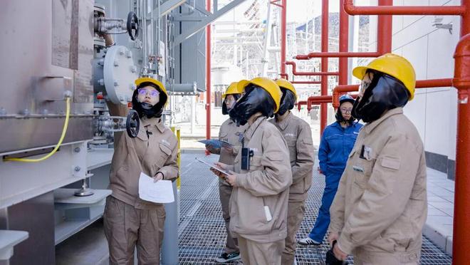 新春走基層｜在雪山銀線的起點(diǎn)點(diǎn)亮萬(wàn)家燈火(圖3)